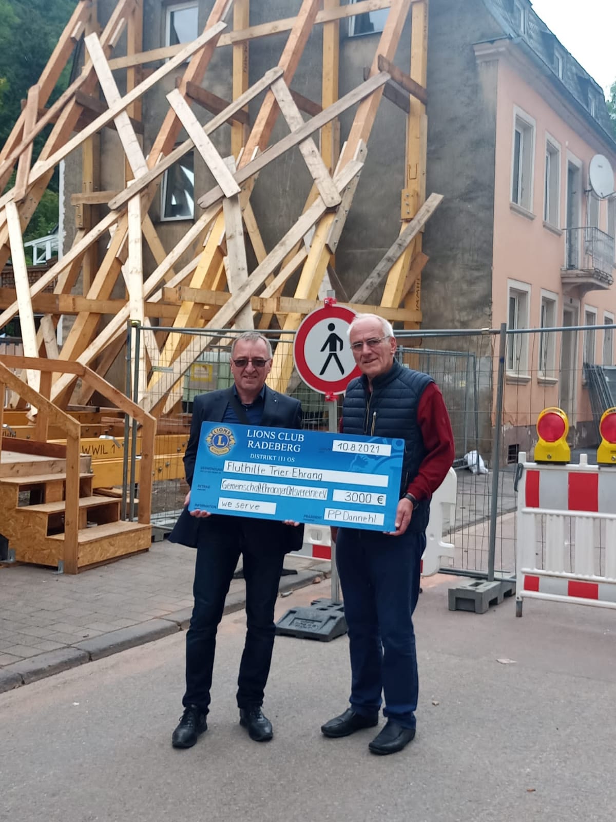 A01 Past Praesident H.Dannehl Ã¼berreicht eine Spende des Lions Club Radeberg in HÃhe von 3